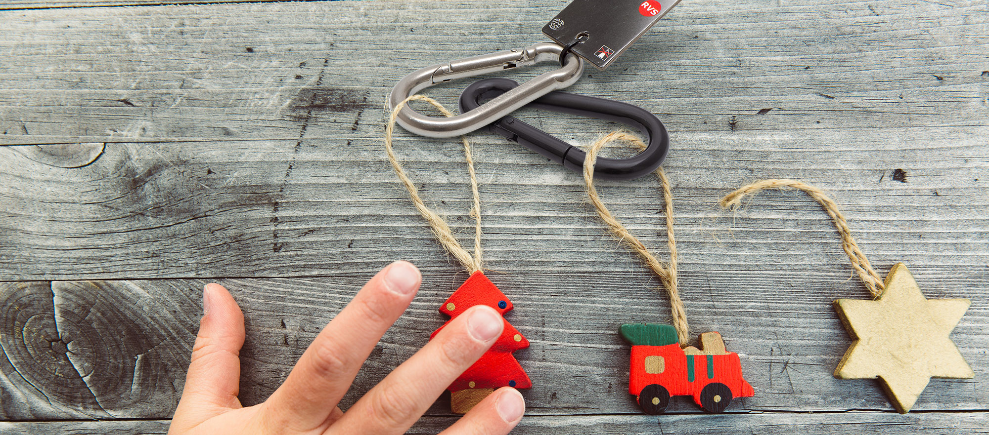 Karabijnhaken als kerstdecoratie